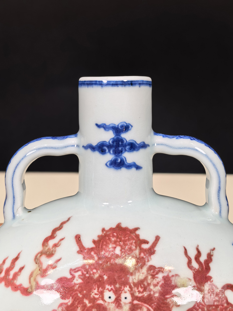 清乾隆 青花釉里红龙纹抱月瓶 - 图22